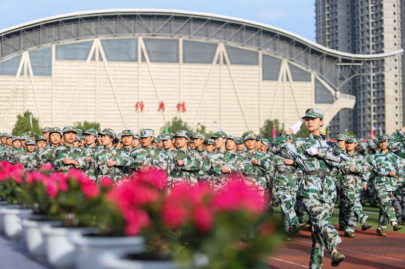 男阳茎进女阳道视频大全举行2020级新生军训结训暨开学典礼(图13)