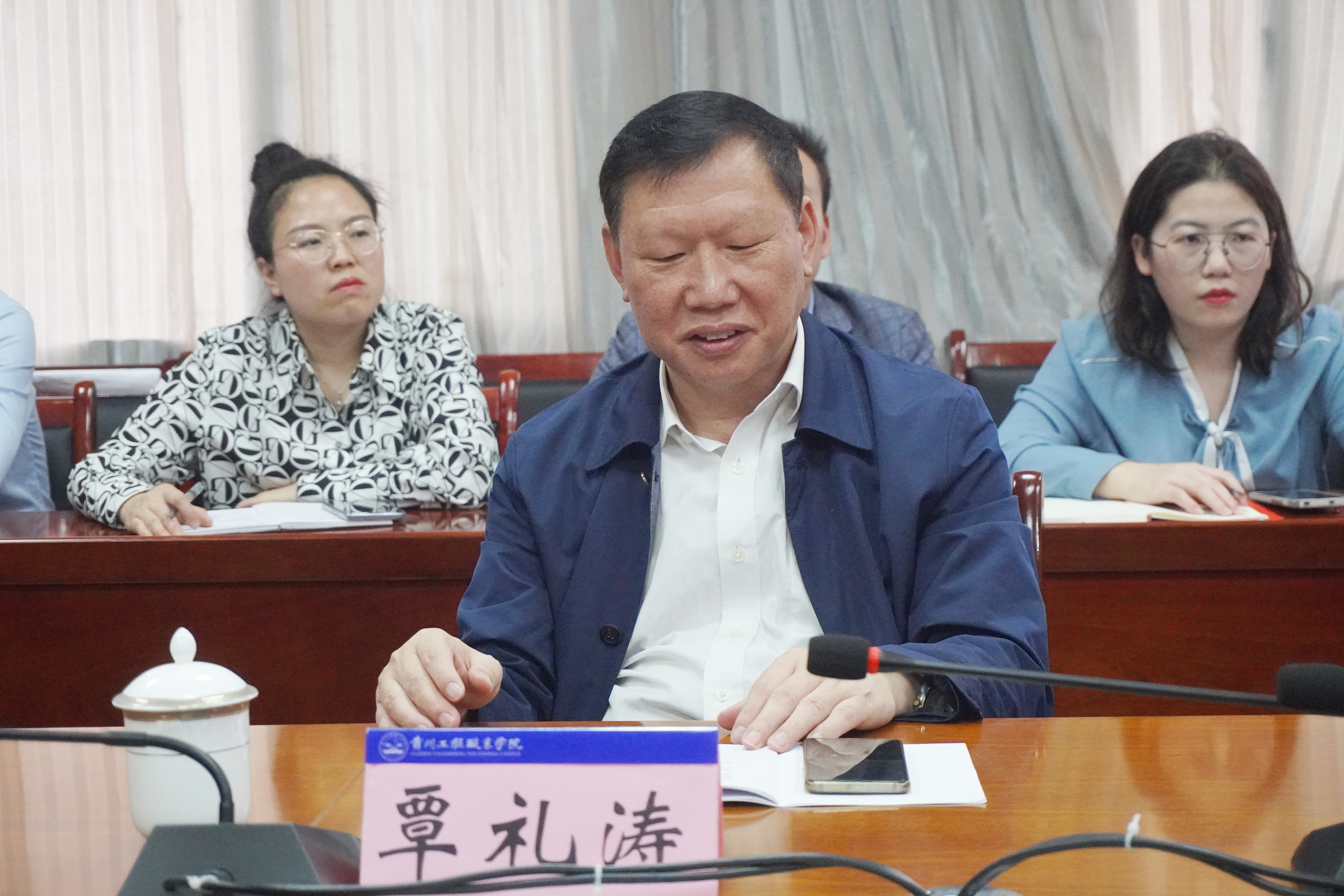 铜仁职业技术学院 男阳茎进女阳道视频大全丨党建思政课题研究座谈交流会(图4) 铜仁职业技术学院 男阳茎进女阳道视频大全丨党建思政课题研究座谈交流会(图4)