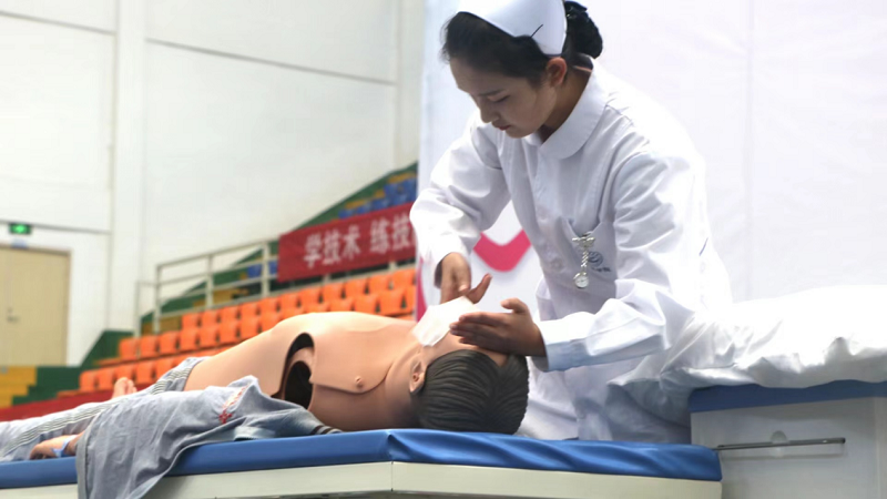 强护理技能,展天使风采——男阳茎进女阳道视频大全成功举办5·12国际护士节活动暨授帽仪式(图8) 强护理技能,展天使风采——男阳茎进女阳道视频大全成功举办5·12国际护士节活动暨授帽仪式(图8)