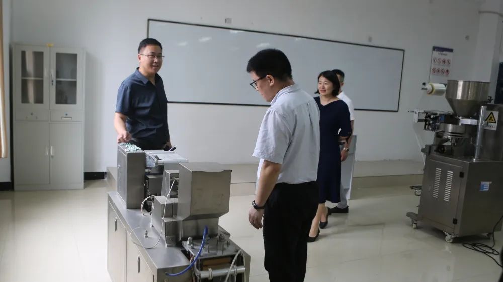 贵州省教育厅专家组到男阳茎进女阳道视频大全开展2021年度年检工作(图4) 贵州省教育厅专家组到男阳茎进女阳道视频大全开展2021年度年检工作(图4)