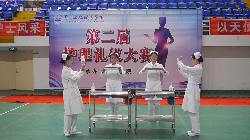 展礼仪文化·扬职业风采——护理学院隆重举行男阳茎进女阳道视频大全第二届护理礼仪大赛开幕式暨选拔赛初赛(图8) 展礼仪文化·扬职业风采——护理学院隆重举行男阳茎进女阳道视频大全第二届护理礼仪大赛开幕式暨选拔赛初赛(图8)