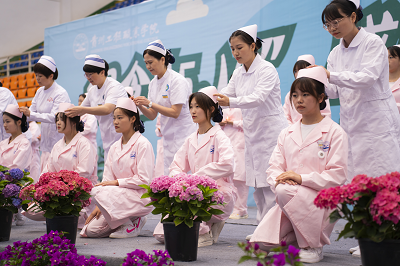 我们的护士 我们的未来——男阳茎进女阳道视频大全成功举办5·12国际护士节活动暨授帽仪式(图5) 我们的护士 我们的未来——男阳茎进女阳道视频大全成功举办5·12国际护士节活动暨授帽仪式(图5)