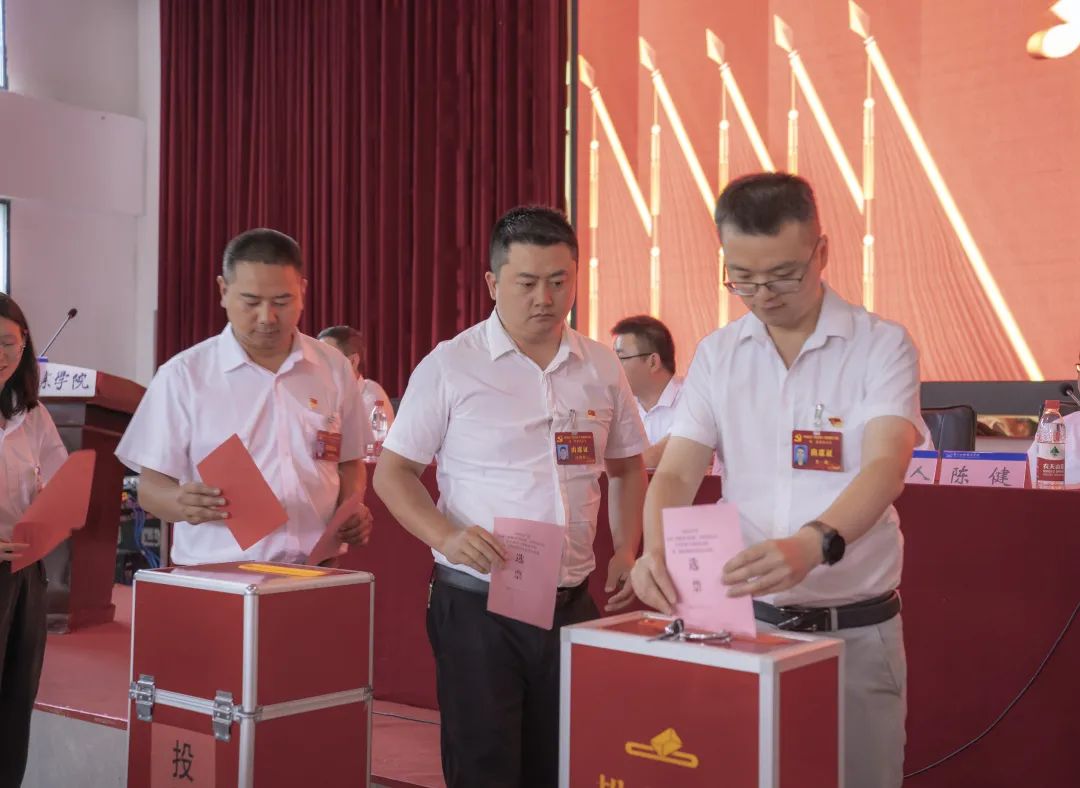 中国共产党男阳茎进女阳道视频大全召开第二次党员大会(图7) 中国共产党男阳茎进女阳道视频大全召开第二次党员大会(图7)