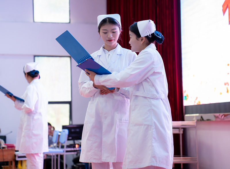 展礼仪文化·扬职业风采——护理学院隆重举行男阳茎进女阳道视频大全第二届护理礼仪大赛开幕式暨选拔赛初赛(图4) 展礼仪文化·扬职业风采——护理学院隆重举行男阳茎进女阳道视频大全第二届护理礼仪大赛开幕式暨选拔赛初赛(图4)