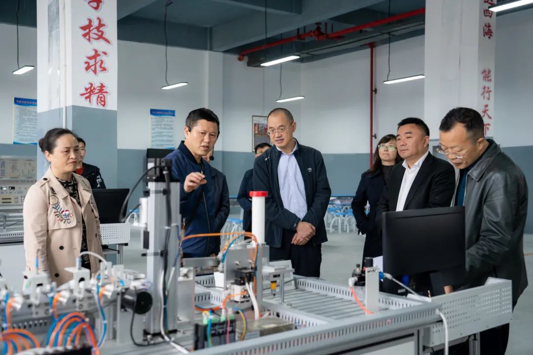 铜仁市人大教科文卫委主任委员郭德强一行到男阳茎进女阳道视频大全调研(图2) 铜仁市人大教科文卫委主任委员郭德强一行到男阳茎进女阳道视频大全调研(图2)