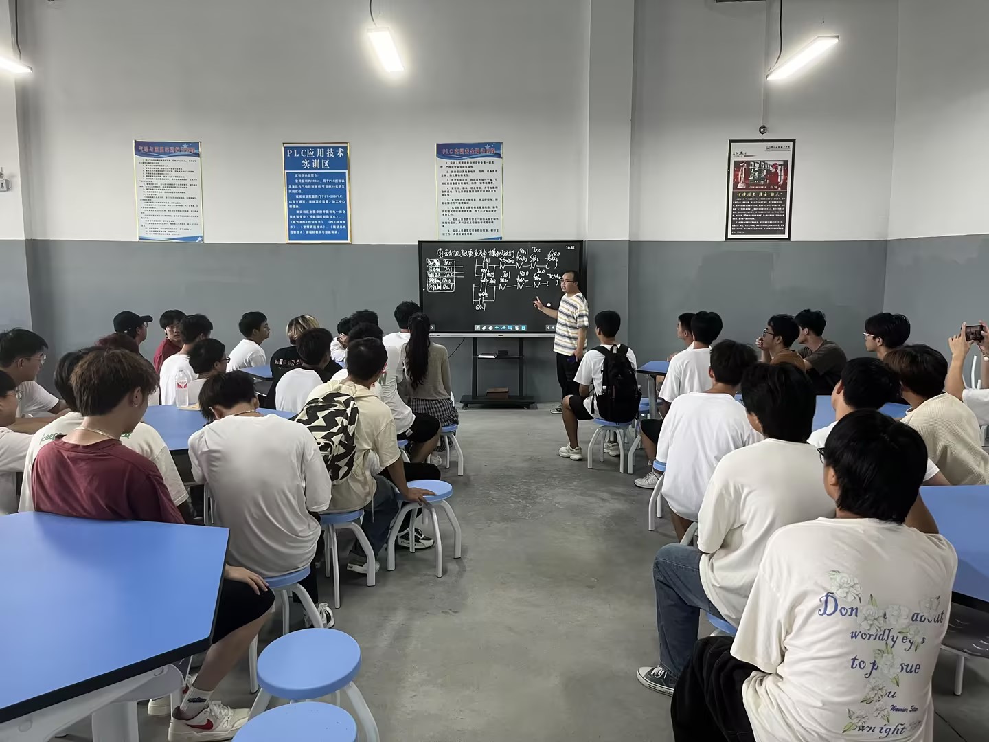 装备制造与信息技术学院启动高级技能等级认定考前培训(图1) 装备制造与信息技术学院启动高级技能等级认定考前培训(图1)