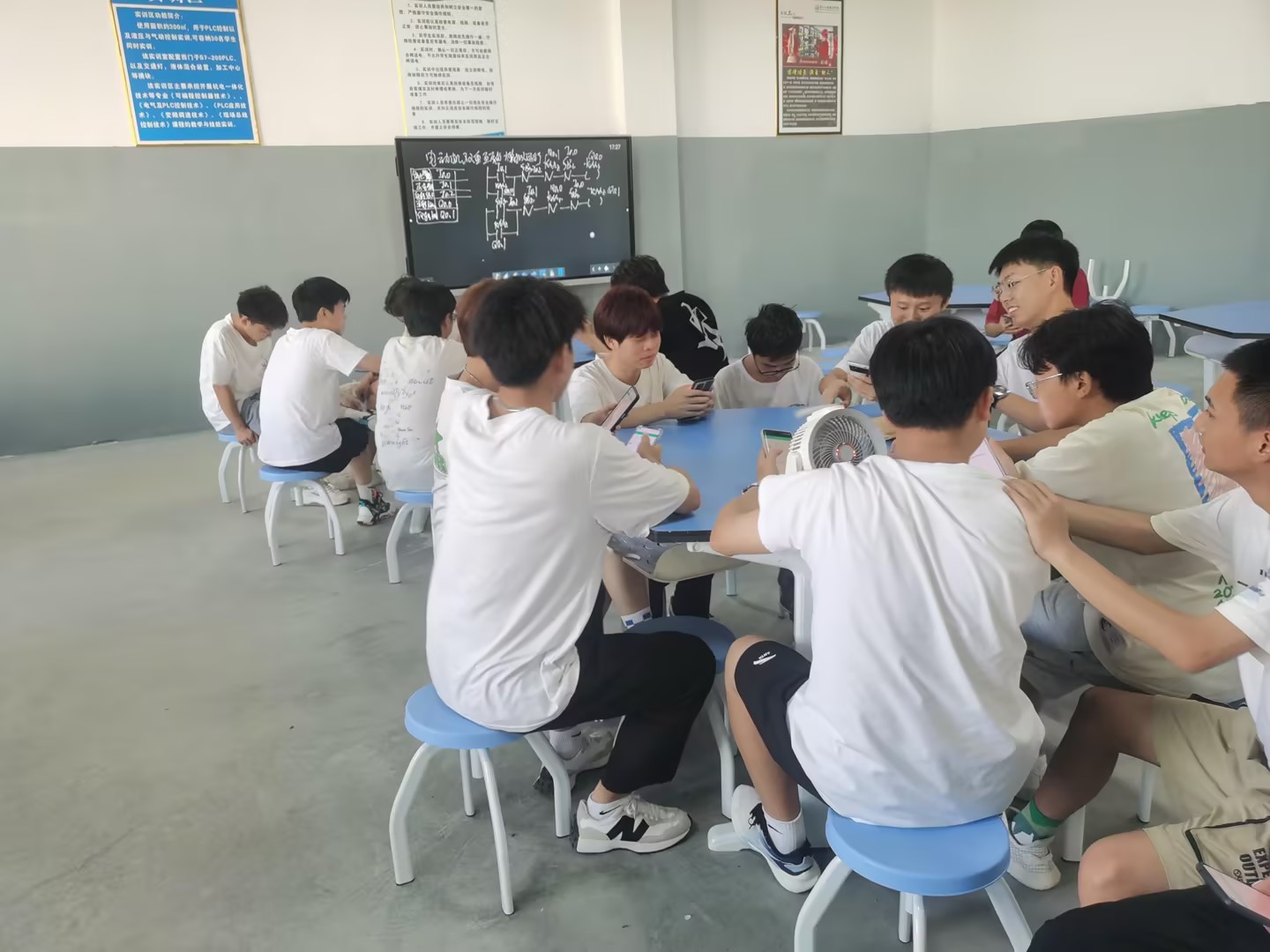 装备制造与信息技术学院启动高级技能等级认定考前培训(图6) 装备制造与信息技术学院启动高级技能等级认定考前培训(图6)