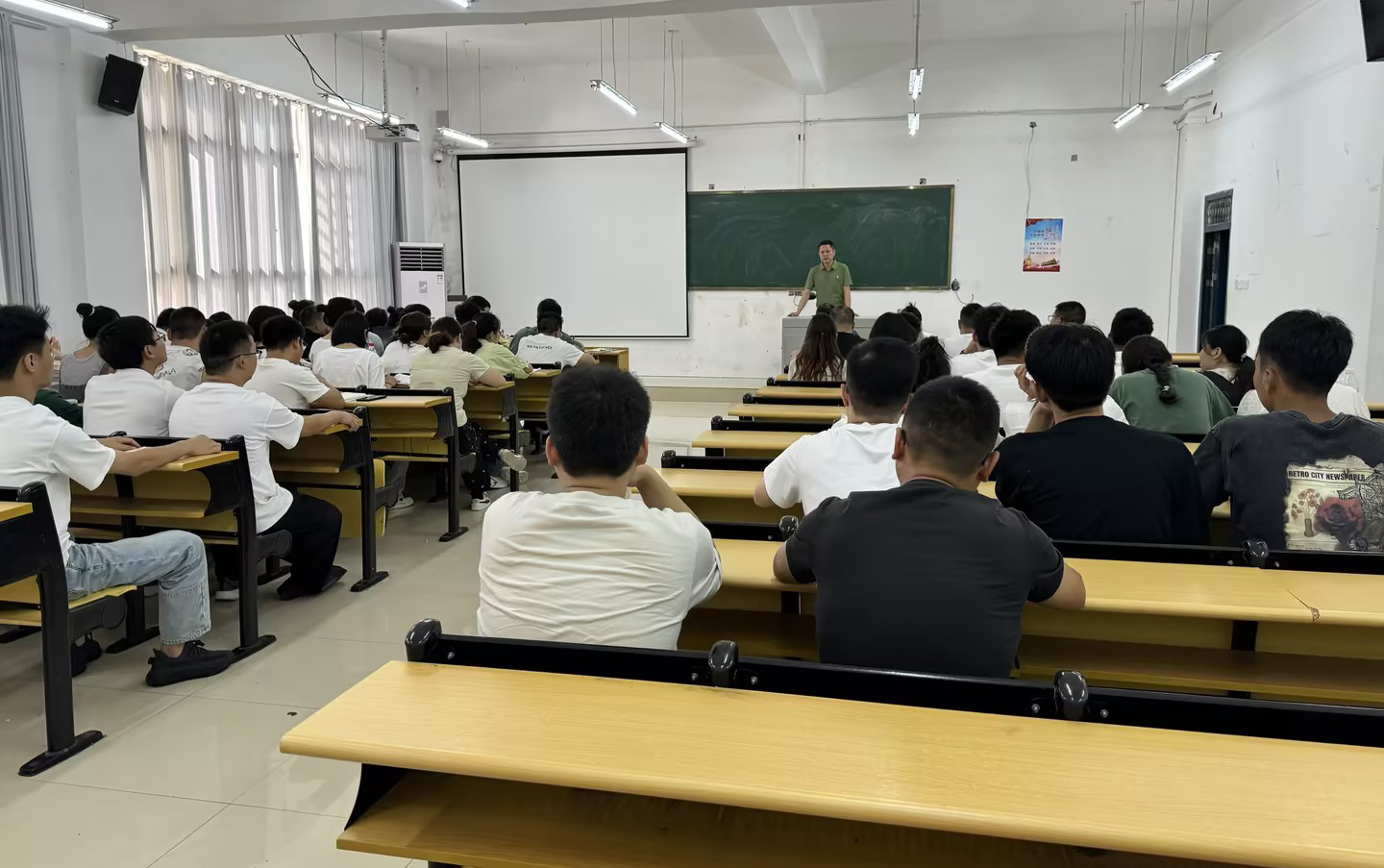 装备制造与信息技术学院召开2024年秋季学期第一次教职工大会(图1) 装备制造与信息技术学院召开2024年秋季学期第一次教职工大会(图1)