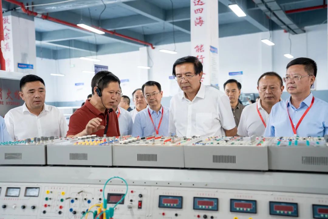 省十四届人大铜仁代表团代表到男阳茎进女阳道视频大全集中视察调研(图1) 省十四届人大铜仁代表团代表到男阳茎进女阳道视频大全集中视察调研(图1)