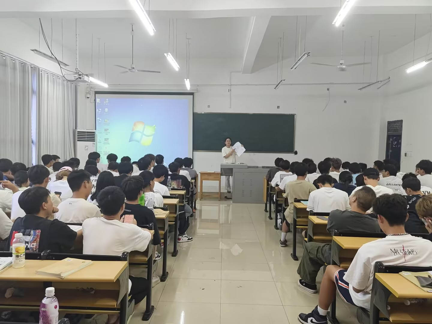 装备制造与信息技术学院开展国家助学金宣传评选班会(图3) 装备制造与信息技术学院开展国家助学金宣传评选班会(图3)