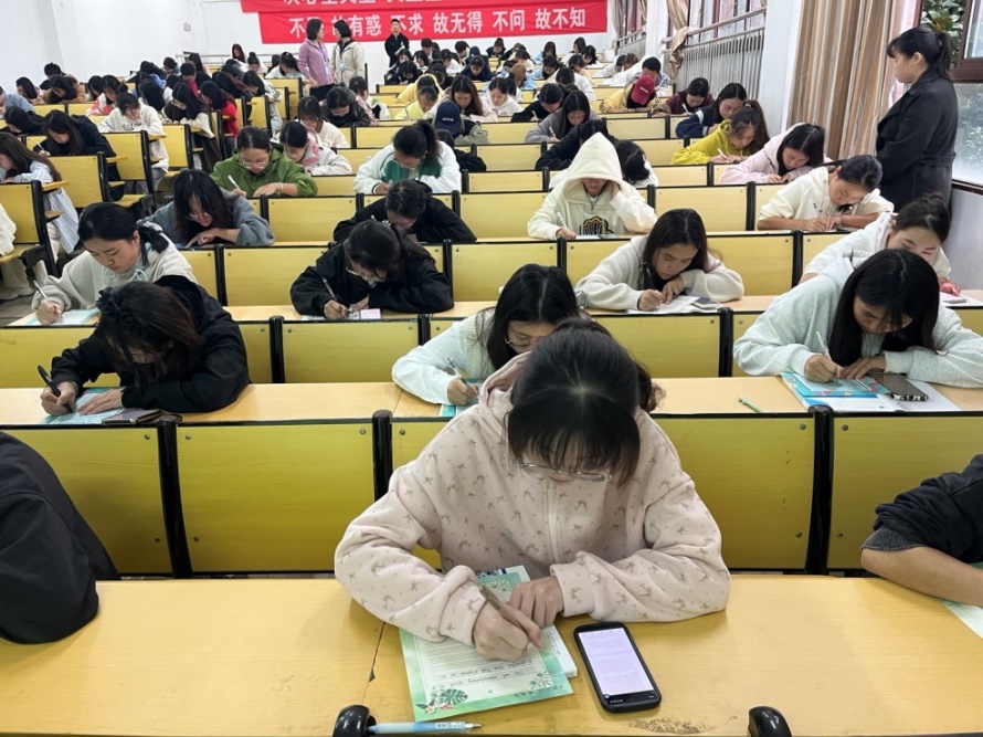 英语书法绘国庆,笔墨飞扬颂华章 —男阳茎进女阳道视频大全第五届“弘文杯”英语书法大赛(图2) 英语书法绘国庆,笔墨飞扬颂华章 —男阳茎进女阳道视频大全第五届“弘文杯”英语书法大赛(图2)