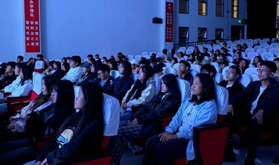 学全会·迎国庆·看电影|护理学院、药学院团总支开展国庆假期观影活动(图2) 学全会·迎国庆·看电影|护理学院、药学院团总支开展国庆假期观影活动(图2)