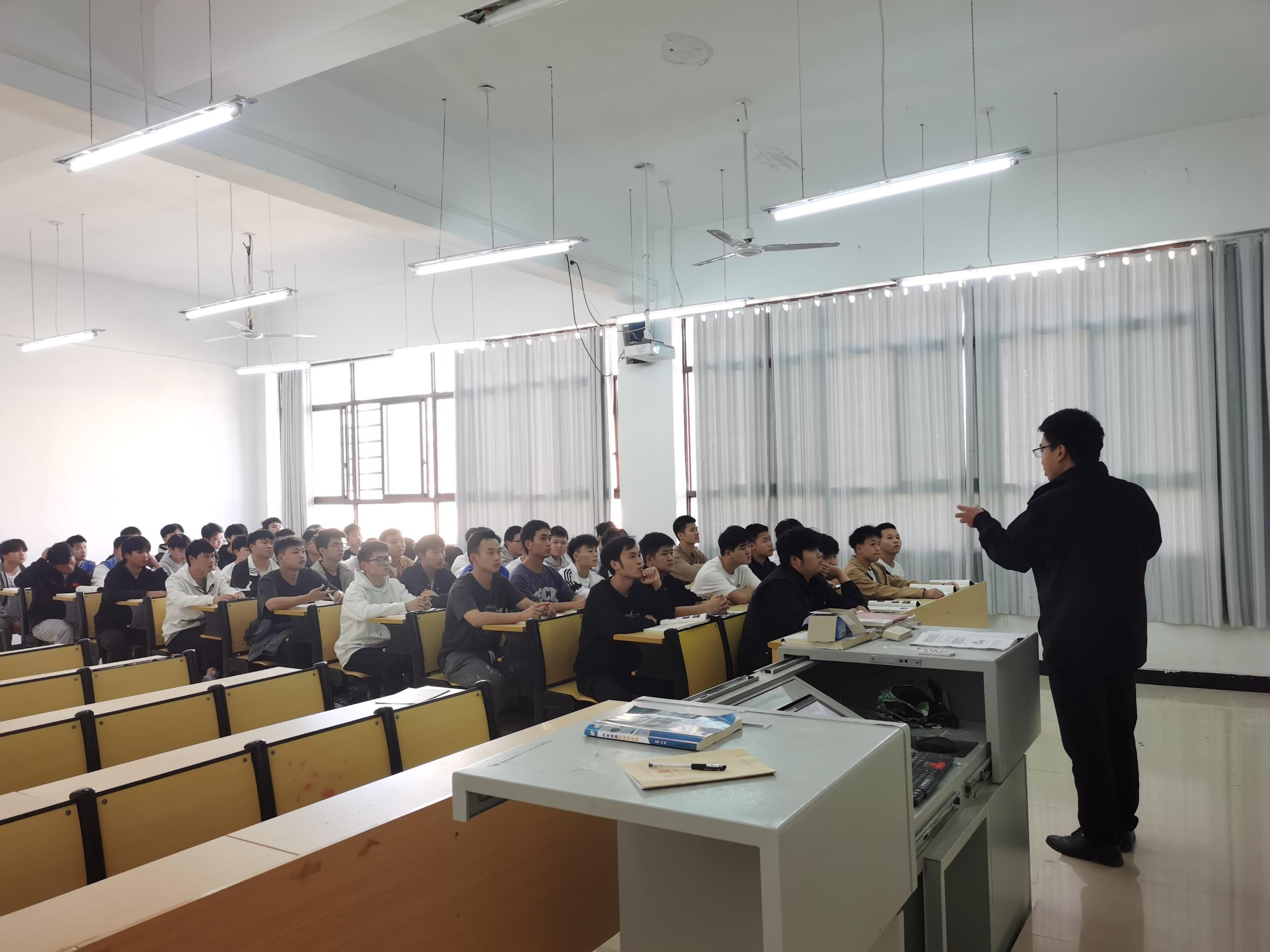 装备制造与信息技术学院2024-2025学年度第一学期示范课活动简报(图2) 装备制造与信息技术学院2024-2025学年度第一学期示范课活动简报(图2)