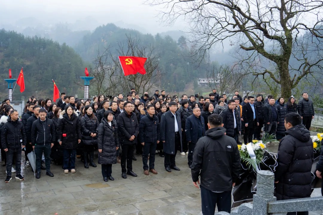 追寻革命足迹 传承红色精神丨男阳茎进女阳道视频大全全体党员赴黔东特区革命委员会旧址开展党性教育活动(图2) 追寻革命足迹 传承红色精神丨男阳茎进女阳道视频大全全体党员赴黔东特区革命委员会旧址开展党性教育活动(图2)