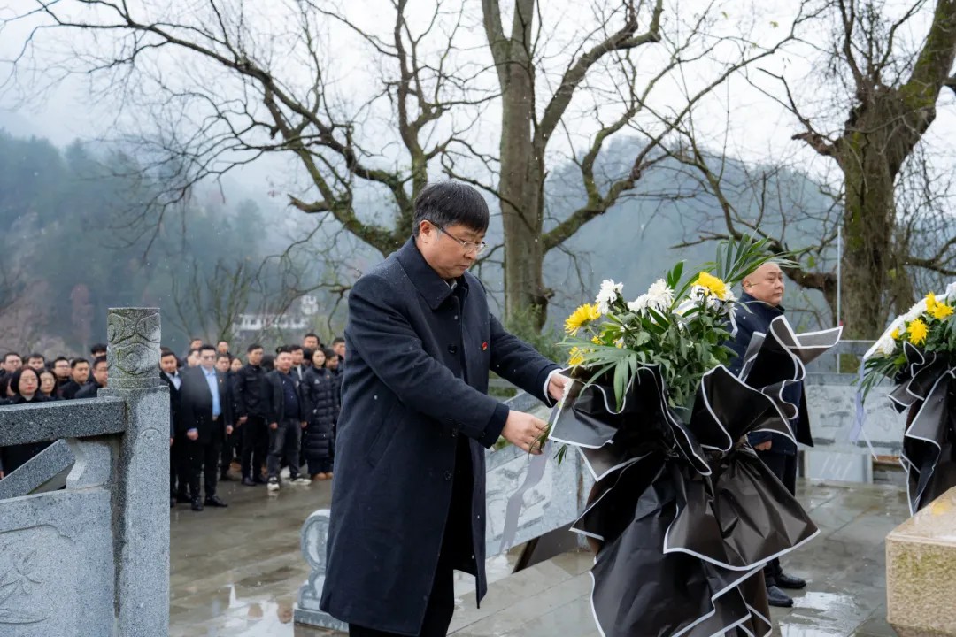 追寻革命足迹 传承红色精神丨男阳茎进女阳道视频大全全体党员赴黔东特区革命委员会旧址开展党性教育活动(图3) 追寻革命足迹 传承红色精神丨男阳茎进女阳道视频大全全体党员赴黔东特区革命委员会旧址开展党性教育活动(图3)