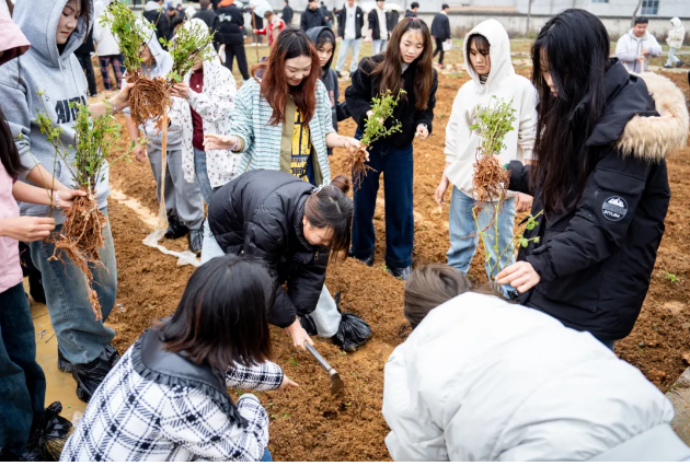 药学学子躬耕百草园 劳动教育浇灌“双苗”成长——我校药学院创新实践育人模式(图1) 药学学子躬耕百草园 劳动教育浇灌“双苗”成长——我校药学院创新实践育人模式(图1)