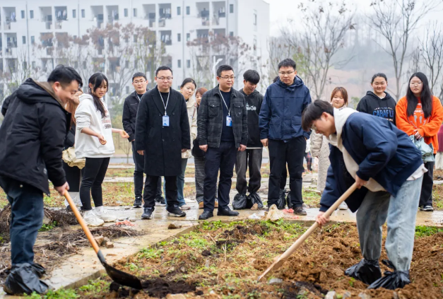 药学学子躬耕百草园 劳动教育浇灌“双苗”成长——我校药学院创新实践育人模式(图2) 药学学子躬耕百草园 劳动教育浇灌“双苗”成长——我校药学院创新实践育人模式(图2)