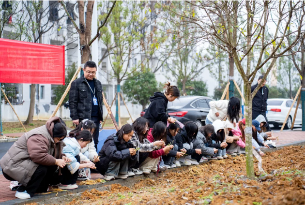 药学学子躬耕百草园 劳动教育浇灌“双苗”成长——我校药学院创新实践育人模式(图3) 药学学子躬耕百草园 劳动教育浇灌“双苗”成长——我校药学院创新实践育人模式(图3)