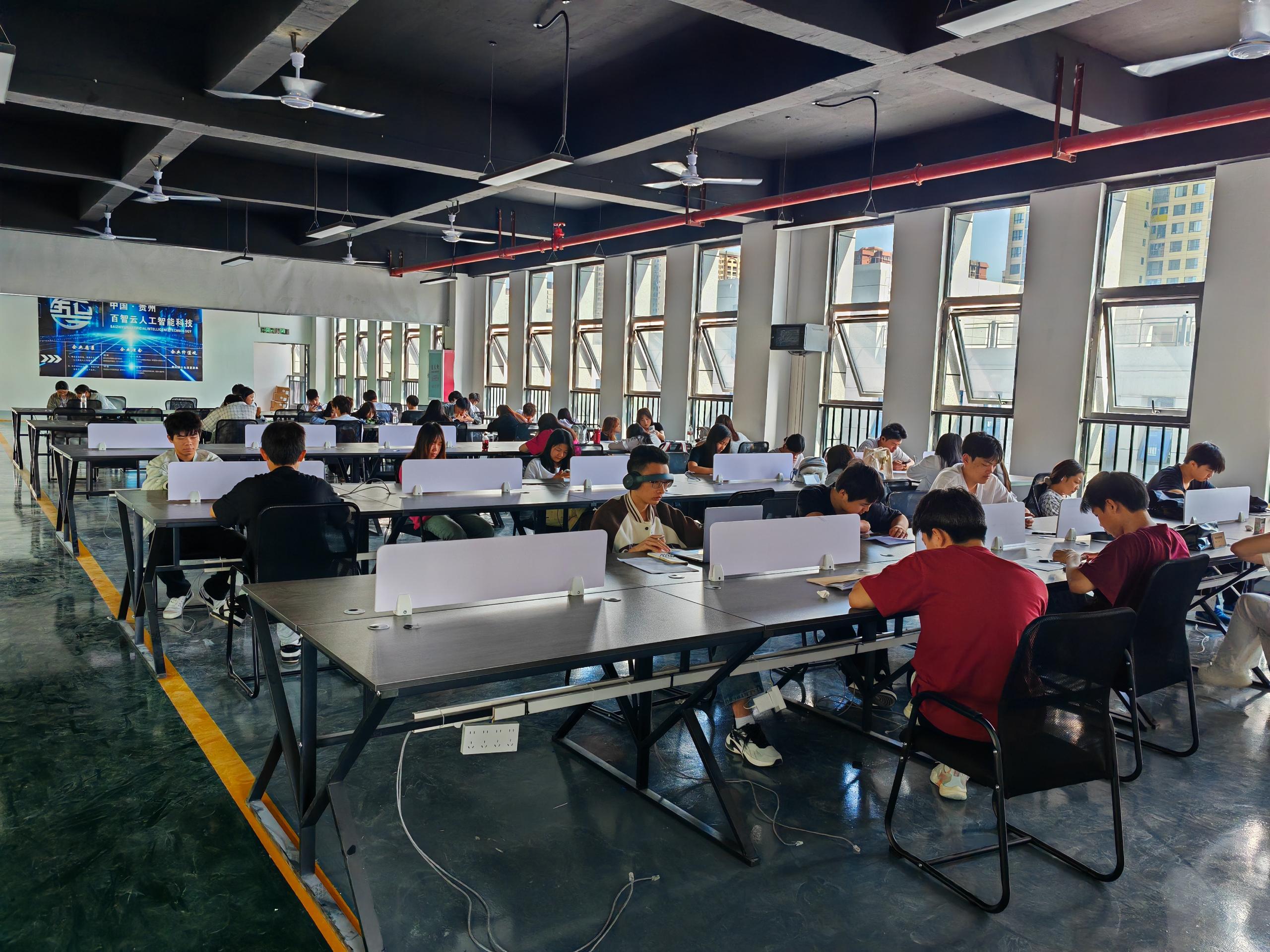 从“畏难观望”到“主动突围”——产教融合实训谱写职教改革新篇章(图2) 从“畏难观望”到“主动突围”——产教融合实训谱写职教改革新篇章(图2)