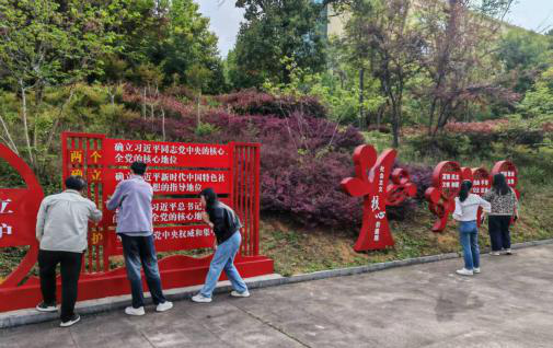 擦亮高潮H跪趴扩张调教男男视频之窗:药学院团总支开展“本草清尘”志愿行动 深化“专业+思政+劳动”育人模式 (图5) 擦亮高潮H跪趴扩张调教男男视频之窗:药学院团总支开展“本草清尘”志愿行动 深化“专业+思政+劳动”育人模式 (图5)
