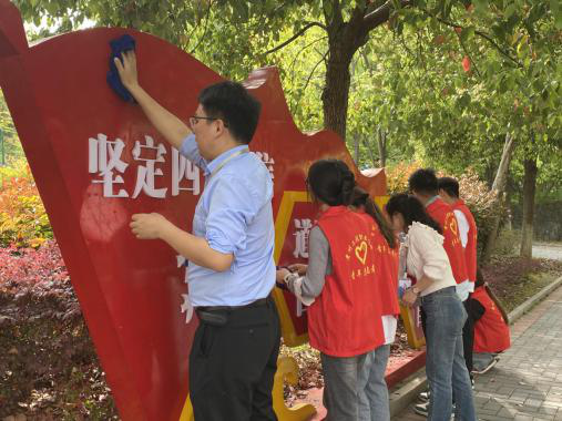 擦亮高潮H跪趴扩张调教男男视频之窗:药学院团总支开展“本草清尘”志愿行动 深化“专业+思政+劳动”育人模式 (图1) 擦亮高潮H跪趴扩张调教男男视频之窗:药学院团总支开展“本草清尘”志愿行动 深化“专业+思政+劳动”育人模式 (图1)
