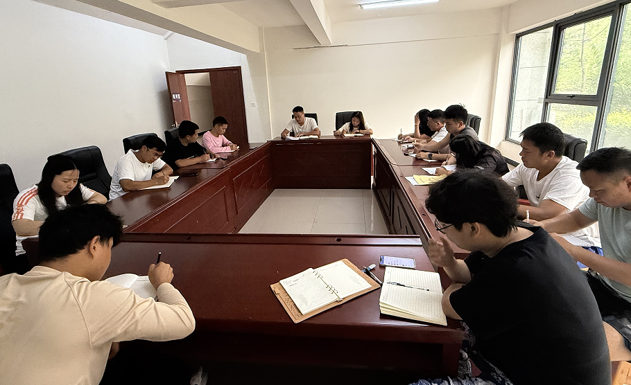 体育学院召开2025年春季学期 第四次教职工大会(图1) 体育学院召开2025年春季学期 第四次教职工大会(图1)