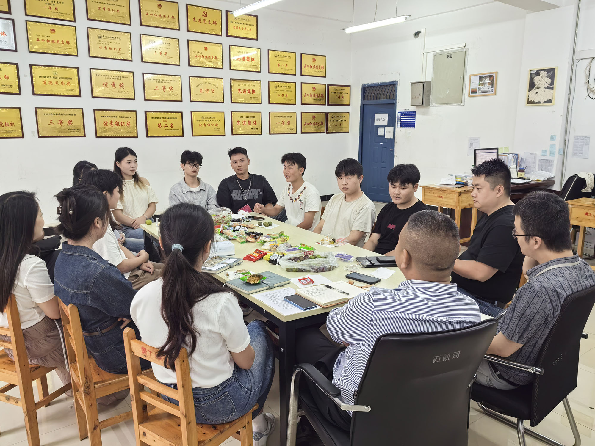 青春逐梦正当时,职引未来启新程 建筑工程学院召开毕业生座谈会(图2) 青春逐梦正当时,职引未来启新程 建筑工程学院召开毕业生座谈会(图2)