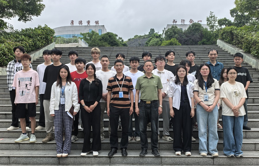 人工智能与信息工程学院召开2025届毕业生座谈会(图10) 人工智能与信息工程学院召开2025届毕业生座谈会(图10)