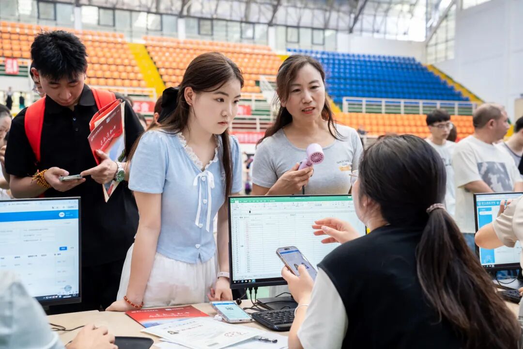 初秋相遇 满“新”欢喜丨直击2025级新生报到现场(图3) 初秋相遇 满“新”欢喜丨直击2025级新生报到现场(图3)