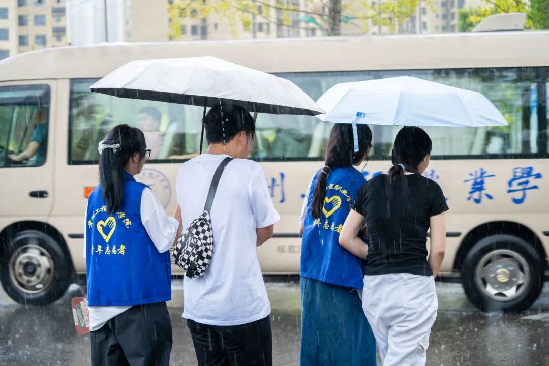 初秋相遇 满“新”欢喜丨直击2025级新生报到现场(图7) 初秋相遇 满“新”欢喜丨直击2025级新生报到现场(图7)