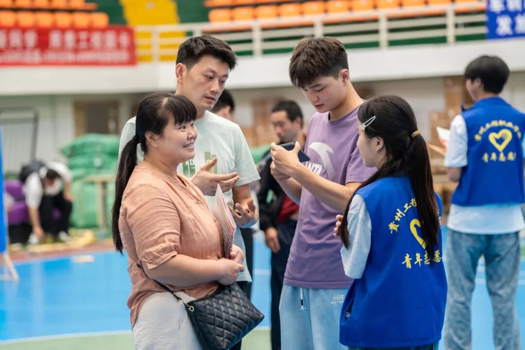 初秋相遇 满“新”欢喜丨直击2025级新生报到现场(图11) 初秋相遇 满“新”欢喜丨直击2025级新生报到现场(图11)