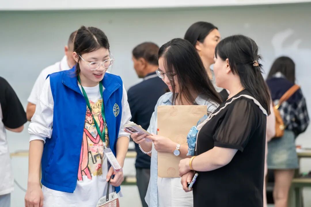 初秋相遇 满“新”欢喜丨直击2025级新生报到现场(图12) 初秋相遇 满“新”欢喜丨直击2025级新生报到现场(图12)