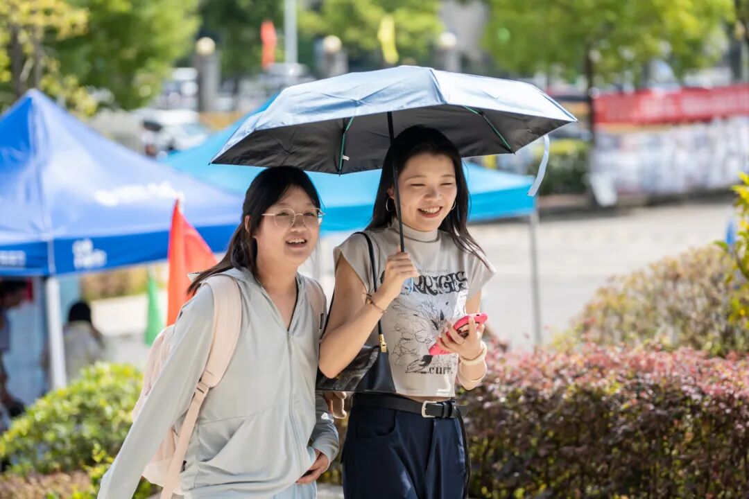 初秋相遇 满“新”欢喜丨直击2025级新生报到现场(图16) 初秋相遇 满“新”欢喜丨直击2025级新生报到现场(图16)