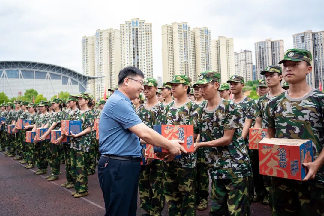 军训铸军魂 慰问暖人心丨校领导慰问25级军训新生(图3)