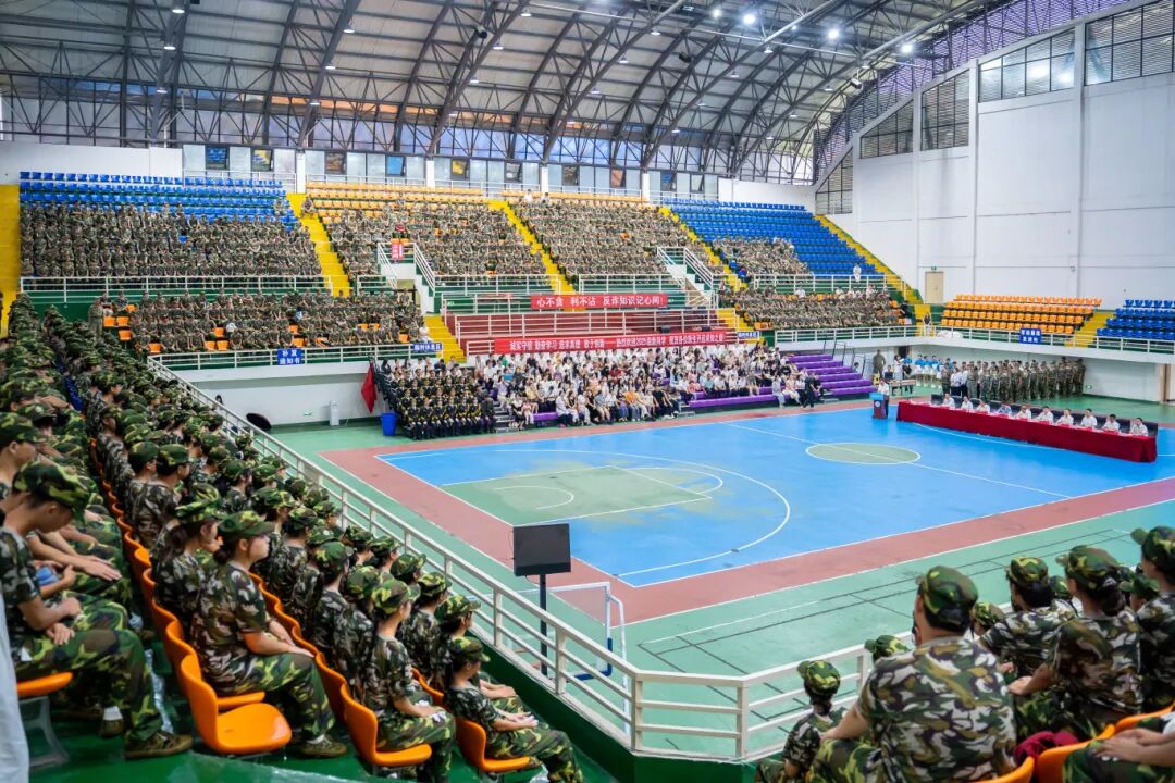 我校举行2025级新生军训结训暨开学典礼(图1) 我校举行2025级新生军训结训暨开学典礼(图1)