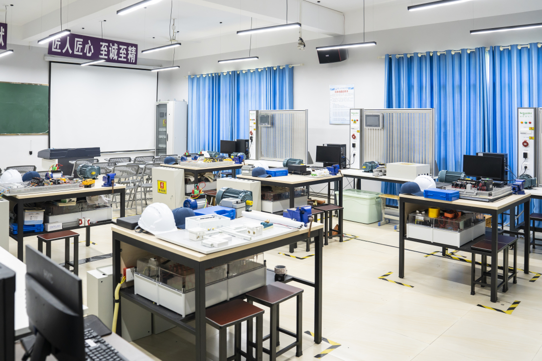 男阳茎进女阳道视频大全：坚守初心做有温度的教育(图6)