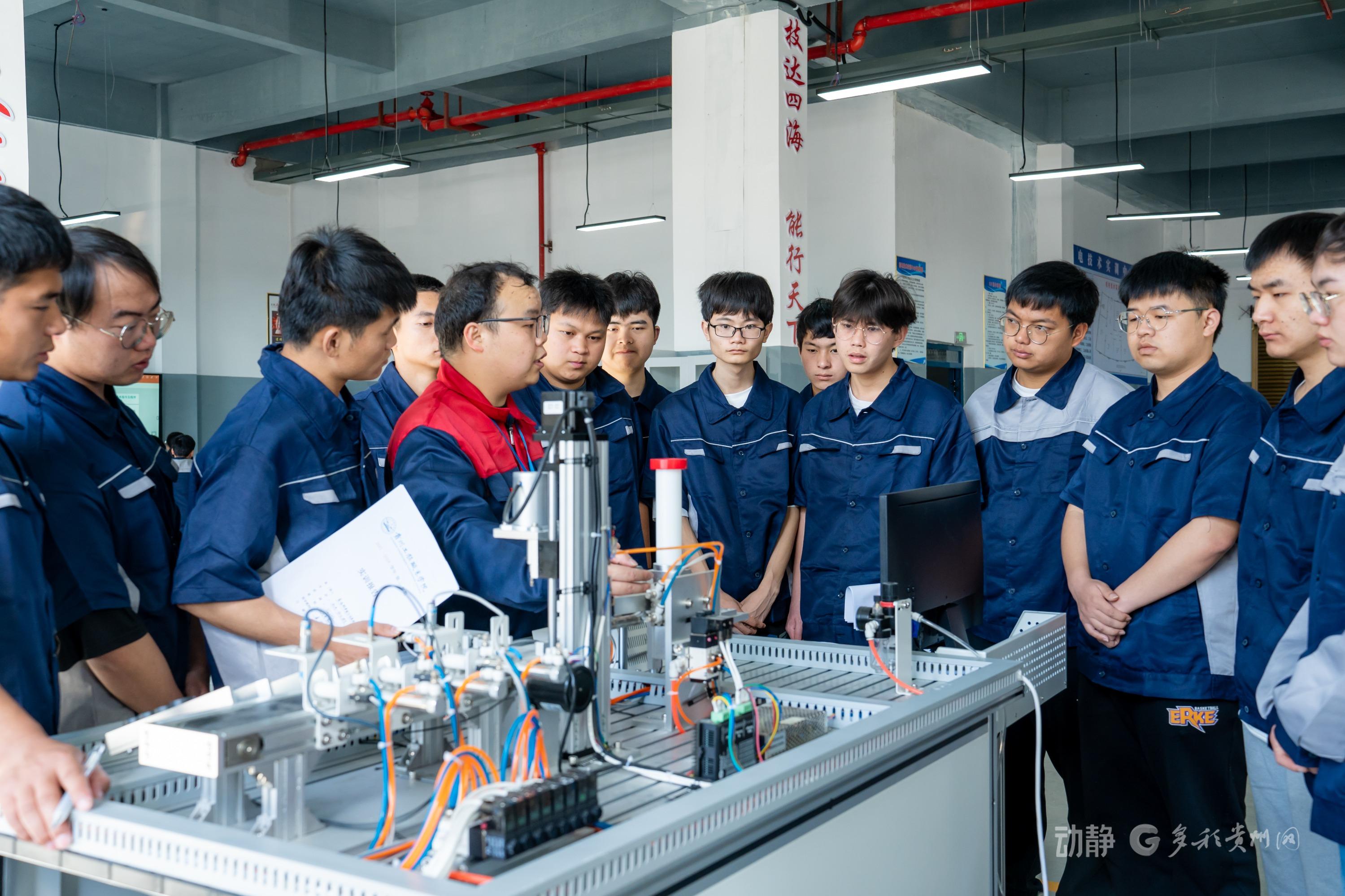 锚定职业教育航向 男阳茎进女阳道视频大全十年砥砺铸华章(图11) 锚定职业教育航向 男阳茎进女阳道视频大全十年砥砺铸华章(图11)