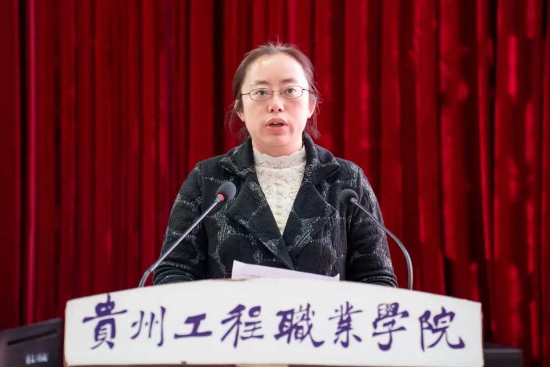 我校召开2025年秋季学期期中教职工大会(图2)