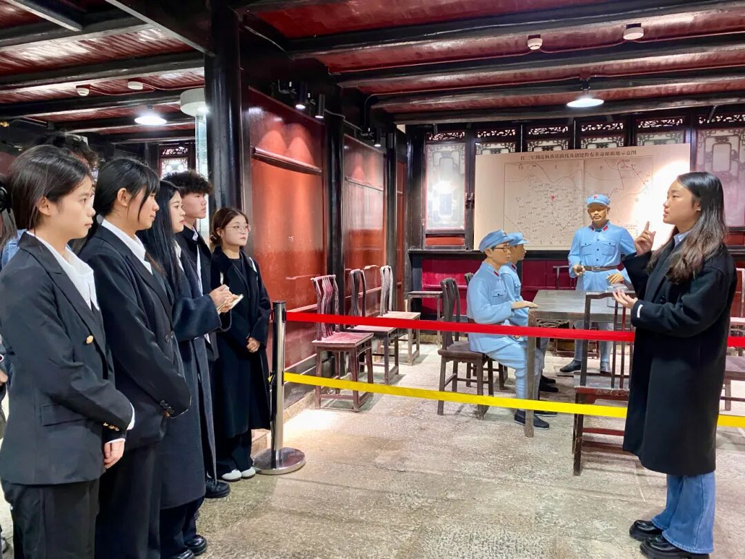 红色热土育青春 行走团课强担当——我校药学院组织团学干部赴枫香溪红色基地开展沉浸式团课(图1)