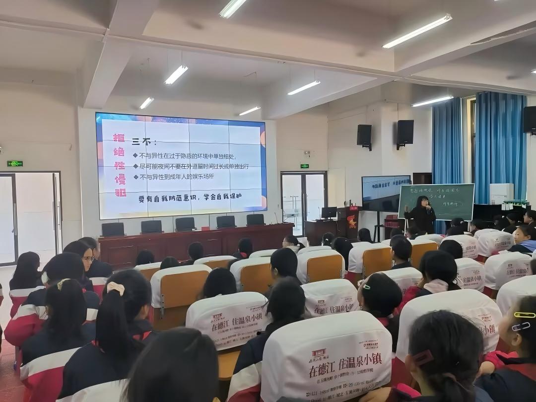 大手牵小手  青春不迷茫(图1)