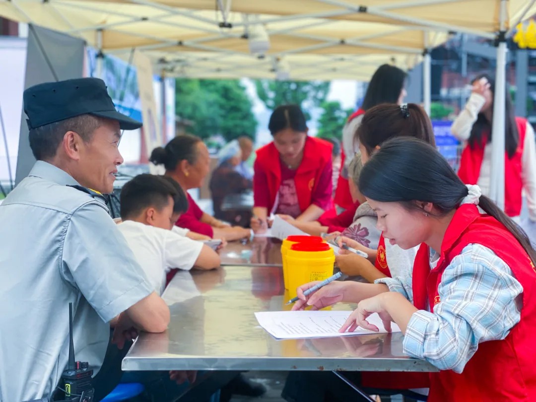 医教携手护健康 党群同心践初心丨我校药学院开展公益健康服务行动(图2)
