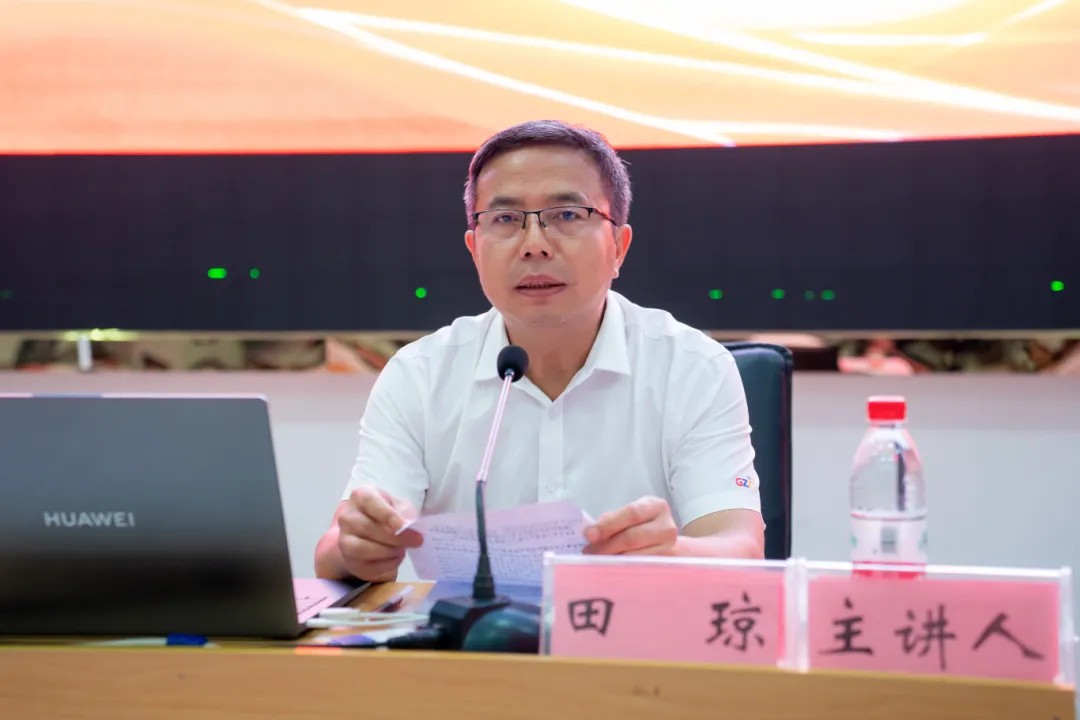 铜仁市委宣讲团成员、市委宣传部副部长、市委网信办主任田琼来校宣讲党的二十届三中全会精神(图2)