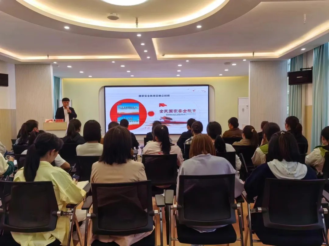 我校机关党支部党员开展社区“双报到”服务(图1)